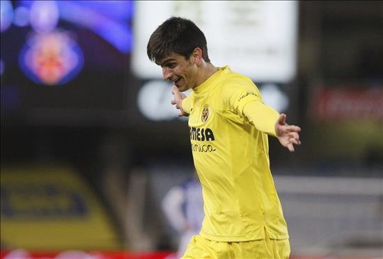 El delantero del Villarreal Gerard Moreno celebra su goL,primero del equipo, durante el partido de vuelta de los octavos de final de la Copa del Rey que Real Sociedad y Villarreal disputan esta noche en Anoeta. EFE