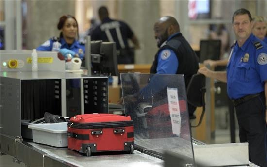 Varios objetos personales y maletas atraviesan un escáner, en el áea de registro a los pasajeros de la Agencia de Seguridad del Transporte de EE.UU. (TSA), en el aeropuerto internacional Hartsfield-Jackson de Atlanta (Georgia) EE.UU. EFE/Archivo