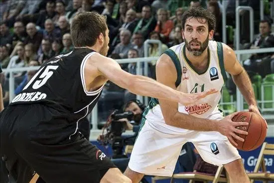 El jugador del PGE Turow Zgorzelec, Aleksander Czyz (izda), pelea por el control del balón con el jugador del Baloncesto Sevilla, Berni Rodríguez, durante el partido de la Eurocopa de baloncesto disputado en Zgorzelec, Polonia. EFE