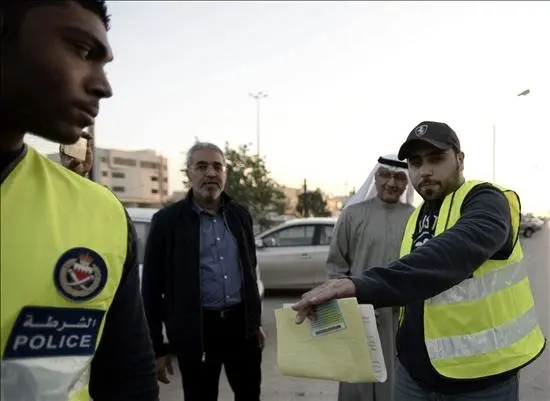 La Policía bareiní detiene al dirigente del partido opositor Al Wefaq, Sayed Yamil Kazem (2d), en el exterior de la sede del citado partido en Manama, Baréin, hoy, miércoles 14 de enero de 2015. EFE