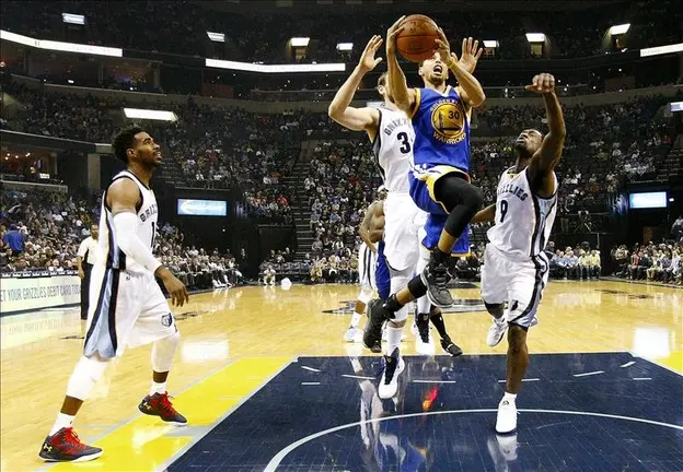 84-100. Curry y Warriors empatan la marca de equipo y mantienen el invicto