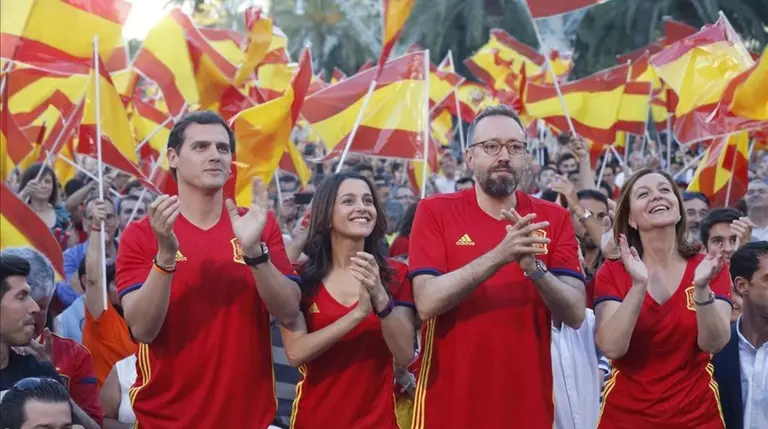 BARCELONA 17 06 2016 ALBERT RIVERA INES ARRIMADAS GIRAUTA Y CARINA MEJIAS EN PASSEIG DE LLUIS COMPANYS PARA VER PARTIDO SELECCION ESPANYOLA FOTO de JULIO CARBO