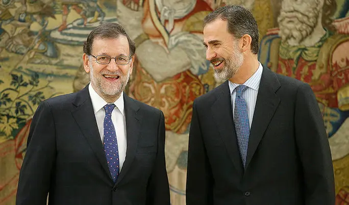 GRA59. MADRID, 31/10/2016.-El reelegido presidente del Gobierno, Mariano Rajoy y el rey Felipe VI conversan tras la jura de su cargo ante el monarca en una solemne ceremonia celebrada esta mañana en el Palacio de La Zarzuela en la que tambien han estado presentes el presidente del Consejo General del Poder Judicial (CGPJ) y del Tribunal Supremo, Carlos Lesmes ; el presidente del Tribunal Constitucional, Francisco Pérez de los Cobos ; el presidente del Senado, Pío García Escudero; la presidenta del Congreso, Ana Pastor, y el ministro Justicia en funciones, Rafael Catalá , como notario mayor del Reino, esta mañana en el Palacio de La Zarzuela. EFE/Ángel Díaz ***POOL***