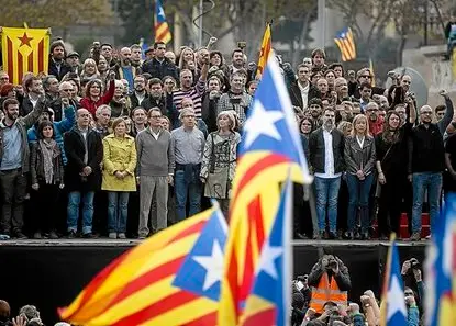 13/11/16 Cargos electos imputados, Artur Mas y Carme Forcadell (I) y Montse Venturos y Marc Coma (D) en el escenario cantan els Segadors tras finalizar el acto.
Concentracion en la Avenida Maria Cristina con el lema Per la democracia, defensem les nostres institucions (Por la Democracia, defendamos nuestras instituciones) contra la judicializacion del proceso, en defensa de las instituciones catalanas y los cargos electos investigados organizada por la ANC, Omnium y la AMI. Bercelona, 13 de noviembre de 2016 [ALBERT GARCIA].