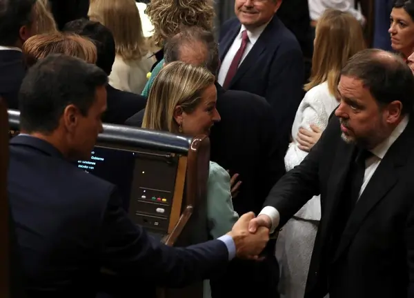 Imagen saludo Sánchez y Junqueras