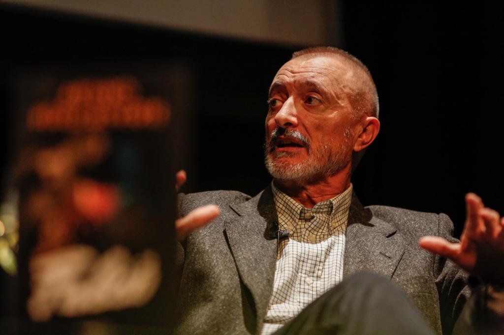 Sergio Enriquez-Nistal. 25/10/2016. Madrid. Madrid. Arturo Perez-Reverte presenta su ultima novela Falco en el circulo de bellas artes Sergio Enriquez-Nistal. 25/10/2016. Madrid. Madrid. Arturo Perez-Reverte presenta su ultima novela Falco en el circulo de bellas artes